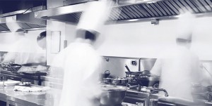 Cuisiniers en mouvement dans une cuisine professionnelle